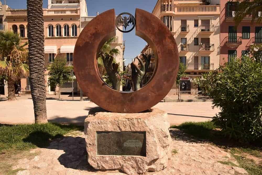 Bacardi Sculpture by Lorenzo Quinn