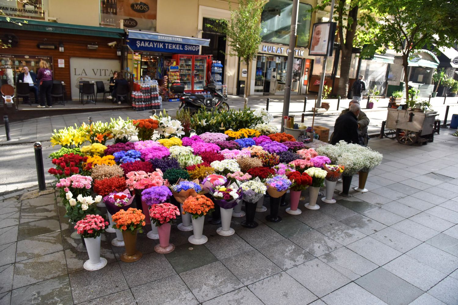 Istanbul street flower seller (çiçekçi)